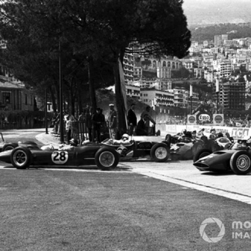 A la poursuite de Graham Hill, aux côtés de Sirling Moss A la poursuite de Graham Hill, aux côtés de Sirling Moss